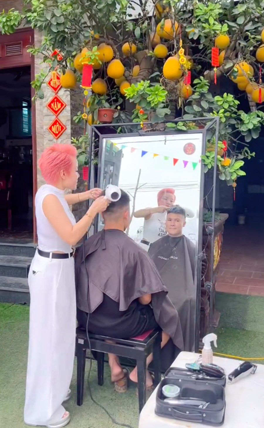 Còn chú rể Quang Hải thì tranh thủ tút tát lại để thật bảnh trai trước dâu.