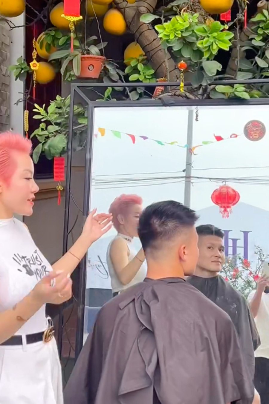 Vì phải bận rộn lo nhiều thứ cho đám cưới ngày mai, để tiết kiệm thời gian, Quang Hải nhờ hẳn người chị thân thiết sang thẳng nhà mình để giúp chỉnh lại kiểu tóc.