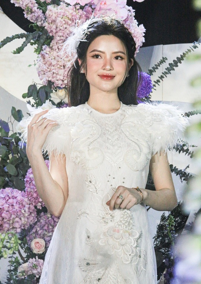 7/2 vừa rồi, thông tin tiền vệ Nguyễn Quang Hải đã đăng kí kết hôn cùng nàng WAG Chu Thanh Huyền khiến nhiều fan hâm mộ của anh chàng đều bất ngờ. Trên trang cá nhân của mình, nàng hot girl đã chia sẻ giây phút 'định mệnh' khi cả 2 ký tên vào bản khế ước cuộc đời.