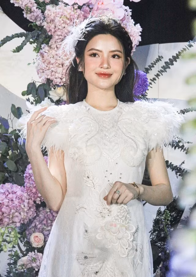 7/2 vừa rồi, thông tin tiền vệ Nguyễn Quang Hải đã đăng kí kết hôn cùng nàng WAG Chu Thanh Huyền khiến nhiều fan hâm mộ của anh chàng đều bất ngờ. Trên trang cá nhân của mình, nàng hot girl đã chia sẻ giây phút 'định mệnh' khi cả 2 ký tên vào bản khế ước cuộc đời.