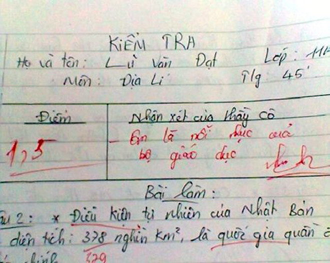 Cứ nhìn những lời phê trong bài kiểm tra của thầy cô khi chấm bài cho học sinh mới biết, những lời phê khi thì chân thực, gần gũi lúc lại hài hước "xéo sắc".