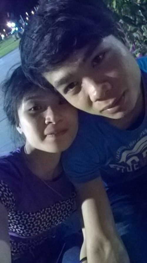 Hoa sở hữu nét đẹp giản dị, mộc mạc, khuôn mặt dễ tạo được thiện cảm với người đối diện. Mỗi khi Công Phượng về quê, hai bạn trẻ lại cố gắng tìm gặp và dành thời gian đi chơi cùng nhau.