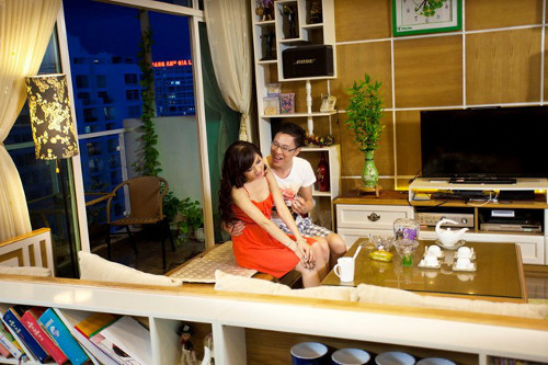  Kavie Trần, cô ca sĩ hải ngoại thường xuyên xuất hiện thắm thiết, gắn bó với MC Anh Quân đã khiến dân mạng nghi ngờ cả hai có tình cảm yêu đương. Không khẳng định, cũng chẳng phủ nhận, cặp đôi chỉ nói, họ đang dành cho nhau tình cảm trên tình bạn, và hạnh phúc vì điều đó. 