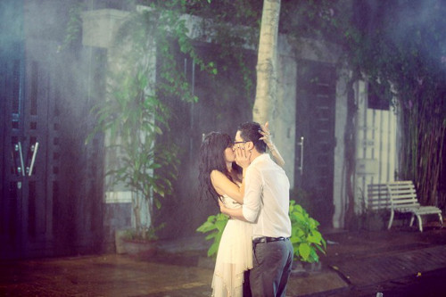  Mới đây, dân mạng lại sục sôi khi MC Anh Quân đắm đuối hôn Kavie Trần dưới mưa trong một cảnh quay của MV liên khúc “Tình yêu vội vàng”. Đạo diễn chỉ có ý định là để hai người ôm nhau, nhưng cả ê-kíp không ngờ, nam MC bất ngờ quay lại ôm chặt “người tình” và đặt lên môi cô nụ hôn vừa nóng bỏng.