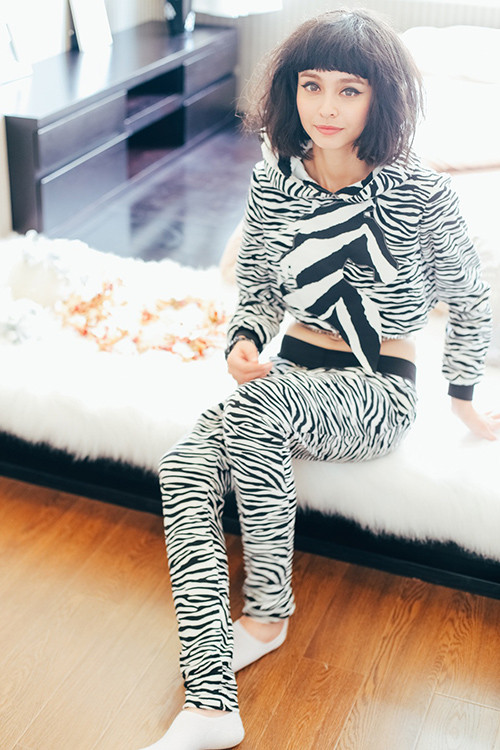  Mlee sinh năm 1992, có chiều cao nổi bật 1m76, mang trong mình hai dòng máu Việt - Pháp. Cô ca sĩ trẻ này được đồn là bạn gái của Cường Seven. Cặp đôi này thường xuyên xuất hiện cùng nhau tại các sự kiện. 