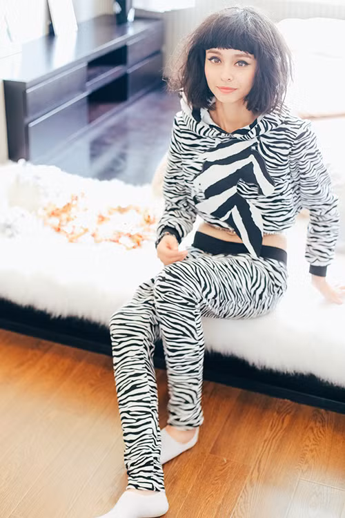  Mlee sinh năm 1992, có chiều cao nổi bật 1m76, mang trong mình hai dòng máu Việt - Pháp. Cô ca sĩ trẻ này được đồn là bạn gái của Cường Seven. Cặp đôi này thường xuyên xuất hiện cùng nhau tại các sự kiện. 