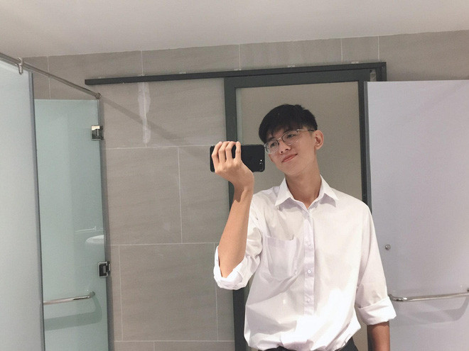 Hiện tại, Quốc Huy đã sở hữu cân nặng tương đối phù hợp với chiều cao. Bên cạnh đó, gương mặt điển trai kiểu thư sinh cùng nụ cười toả nắng cũng là điểm cộng của anh chàng.