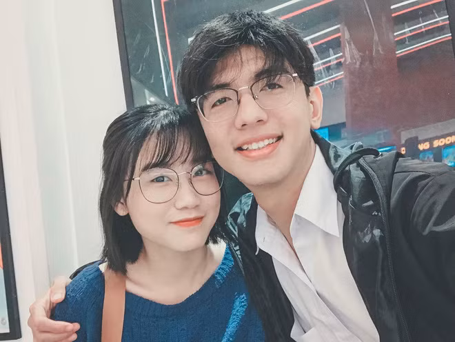 Được nhiều cô gái thích nhưng Huy cho biết đã có người yêu. Bạn gái anh chàng cũng rất xinh xắn và ít khi ghen tuông. "Mình trả lời bình luận và tin nhắn rất ý tứ chứ không có thả thính, không có chọc ghen. Hơn nữa bạn ấy cũng tin tưởng mình nên không có ghen gì hết" - anh chàng cho biết.