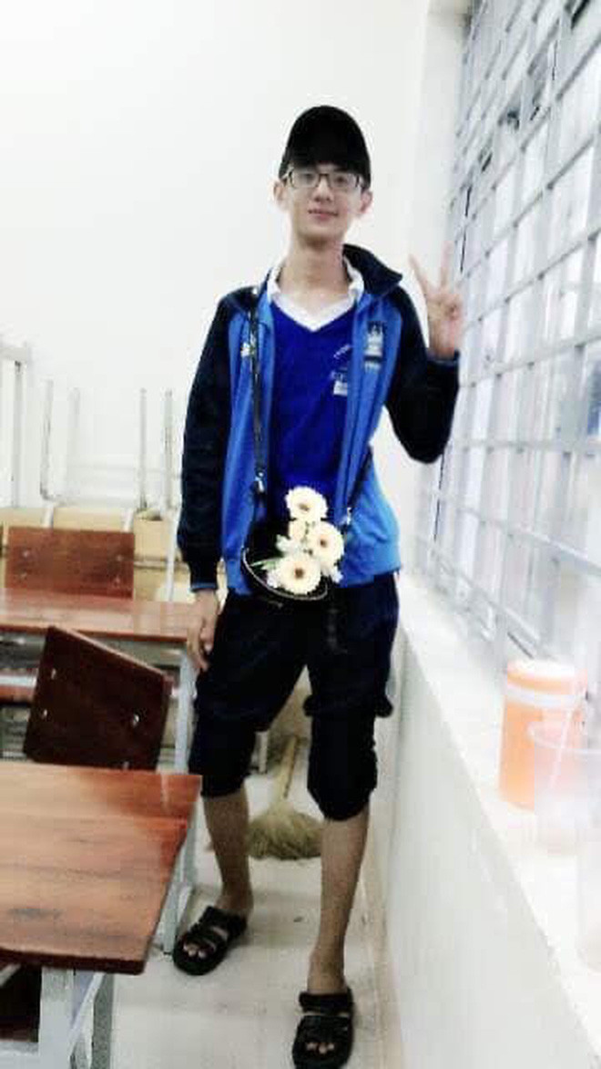 Qua tìm hiểu, được biết cậu bạn là Lý Quốc Huy, đến từ Cần Thơ. Trước khi sở hữu ngoại hình hot boy như hiện tại, anh chàng đã khoảng thời gian tự ti, khủng hoảng về bề ngoài vừa gầy vừa đen, trông không khác gì "que củi".