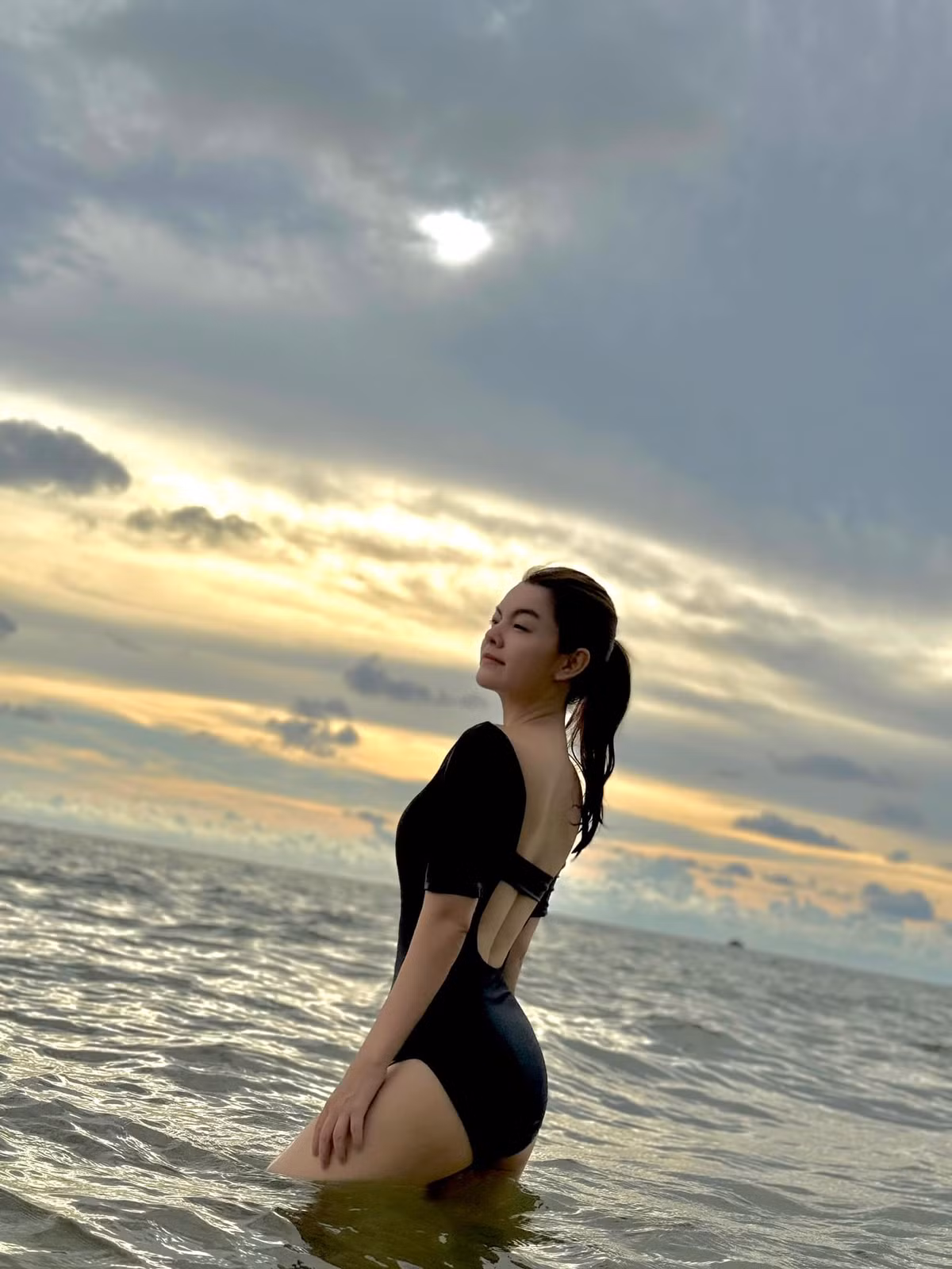 Phạm Quỳnh Anh là một trong những người đẹp Việt nổi tiếng, dù đã là mẹ 3 con nhưng giọng ca Tình Yêu Cao Thượng vẫn giữ được cho mình vóc dáng chuẩn cùng gương mặt đẹp tao nhã.