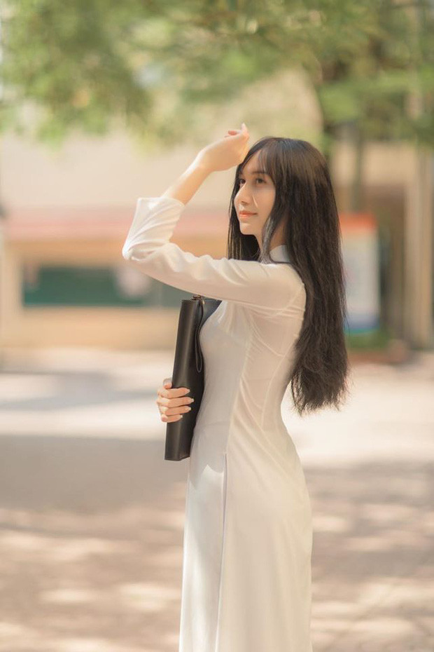 Lynk Lee từng được yêu mến khi gắn liền với những ca khúc của tuổi học trò, vậy nên hình ảnh trong tà áo dài trắng này càng khiến cho nhiều fan hâm mộ thêm yêu quý và khâm phục hành trình lột xác của anh chàng này hơn.