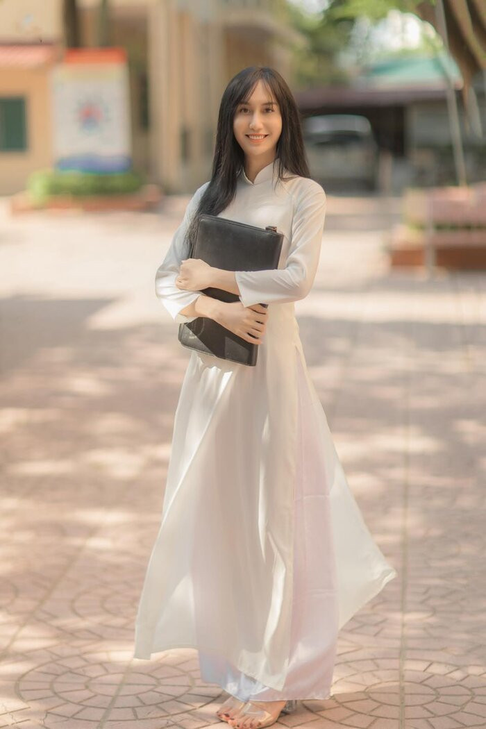 Trở thành nữ giới, Lynk Lee cũng thường xuyên đăng tải nhiều bộ ảnh mới rất nữ tính và xinh đẹp. Mới đây nhất, dân mạng phải say nắng khi cô nàng này hoá thân làm nữ sinh trong tà áo dài trắng.