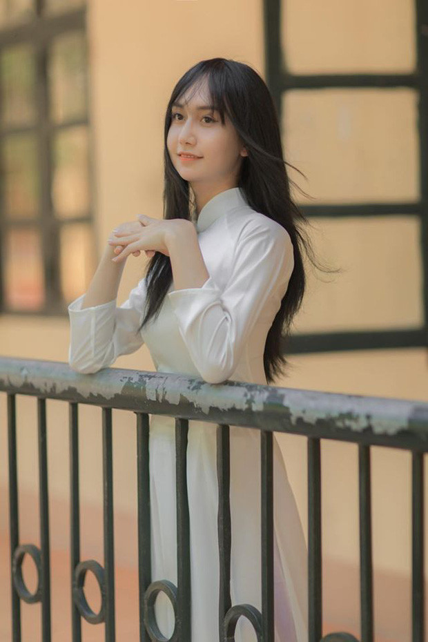 Bộ ảnh nữ sinh mặc áo dài này của Lynk Lee nhận được sự ủng hộ rất lớn từ người hâm mộ. Ai nấy cũng đều dành lời khen cho giọng ca gốc Bắc Giang ngày càng xinh đẹp, dịu dàng.