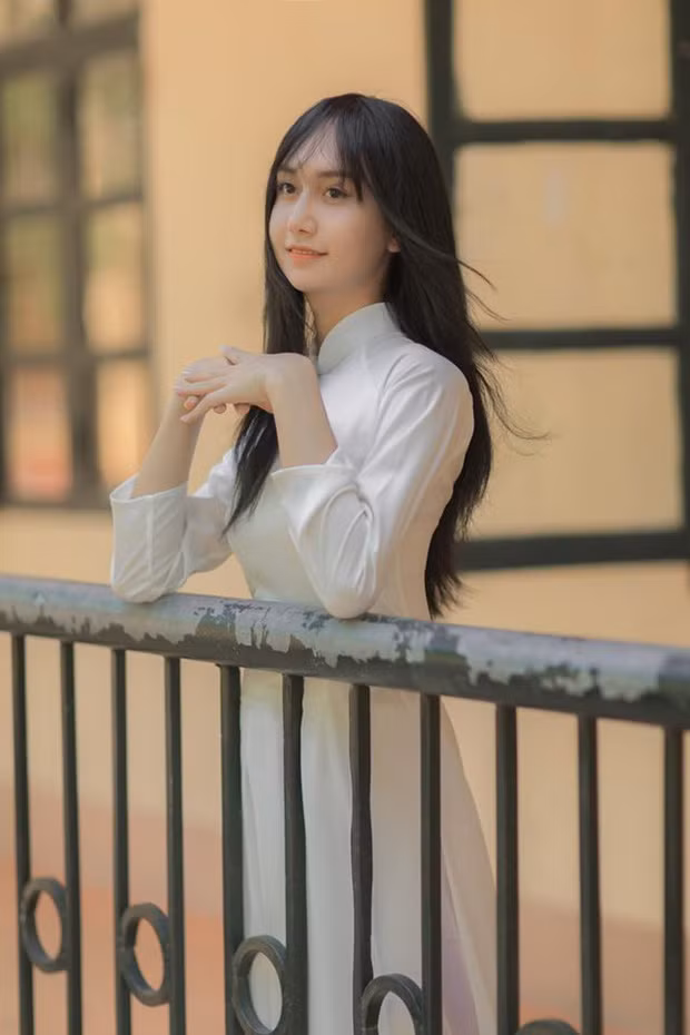 Bộ ảnh nữ sinh mặc áo dài này của Lynk Lee nhận được sự ủng hộ rất lớn từ người hâm mộ. Ai nấy cũng đều dành lời khen cho giọng ca gốc Bắc Giang ngày càng xinh đẹp, dịu dàng.