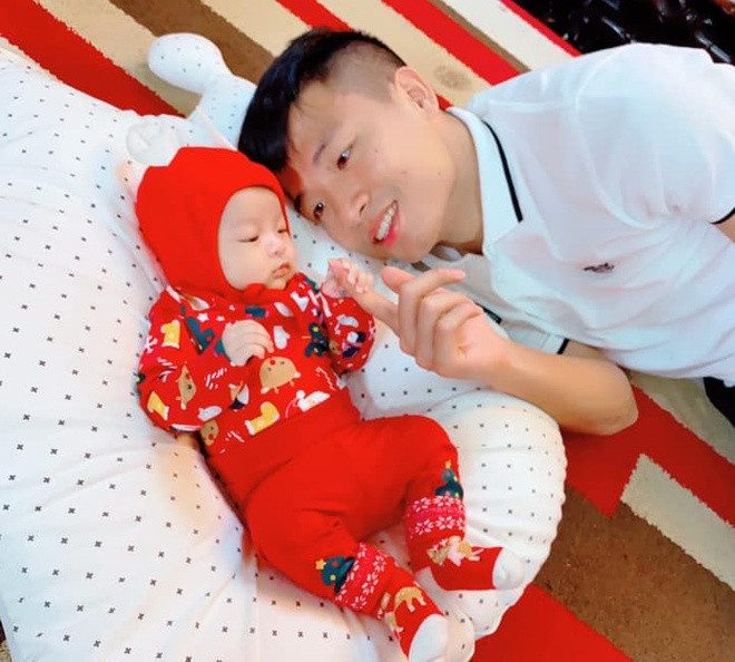 Năm đầu tiên làm bố trẻ con, trung vệ Bùi Tiến Dũng sắm cho con gái Tuệ An một bộ quần áo đỏ rực mang đậm không khí Giáng sinh. Anh rất chăm chỉ mua sắm cho con gái đầu lòng.