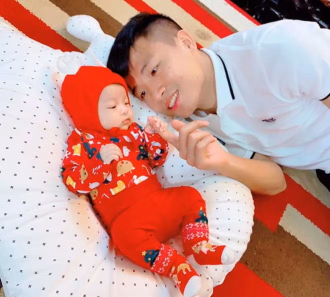 Năm đầu tiên làm bố trẻ con, trung vệ Bùi Tiến Dũng sắm cho con gái Tuệ An một bộ quần áo đỏ rực mang đậm không khí Giáng sinh. Anh rất chăm chỉ mua sắm cho con gái đầu lòng.