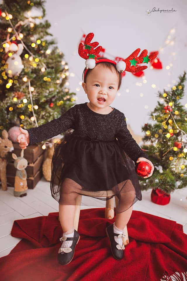 Là "ông bố quốc dân", dịp Noel, Quế Ngọc Hải đưa con gái cưng đi chụp một bộ ảnh mới. Toàn bộ thời gian được nghỉ ngơi đội trưởng đội tuyển Việt Nam đều ở bên cạnh vợ con.