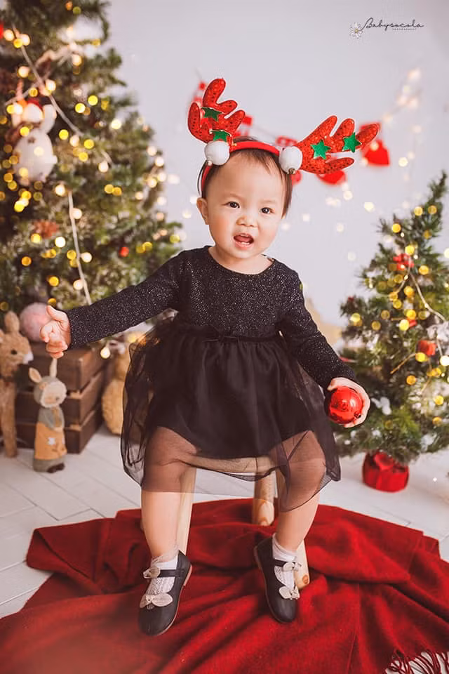 Là "ông bố quốc dân", dịp Noel, Quế Ngọc Hải đưa con gái cưng đi chụp một bộ ảnh mới. Toàn bộ thời gian được nghỉ ngơi đội trưởng đội tuyển Việt Nam đều ở bên cạnh vợ con.