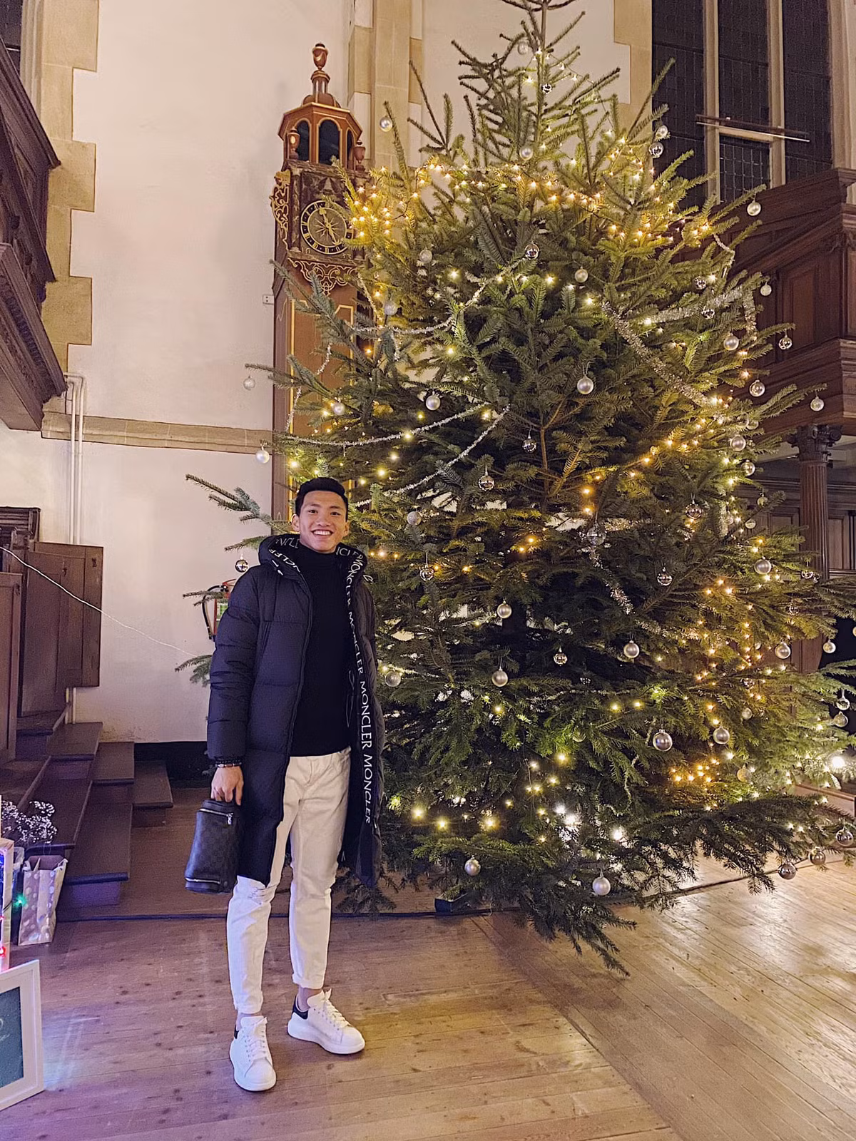 Không thể hội quân cùng U23 Việt Nam vì CLB SC Heerenveen không nhả quân, Văn Hậu khoe khoảnh khắc đón Giáng sinh tại Châu Âu.