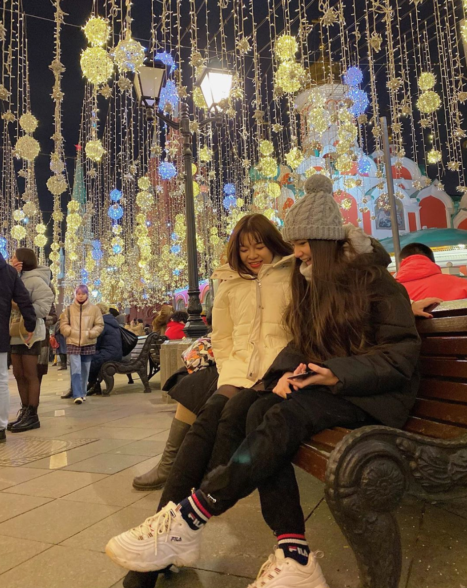 Trong khoảng thời gian tại Nga, Yến Xuân liên tục khoe khoảnh khắc vui vẻ, hạnh phúc bên gia đình bạn trai. "Hot girl phòng tập" thân thiết đặc biệt với cô "em chồng" Thanh Giang.