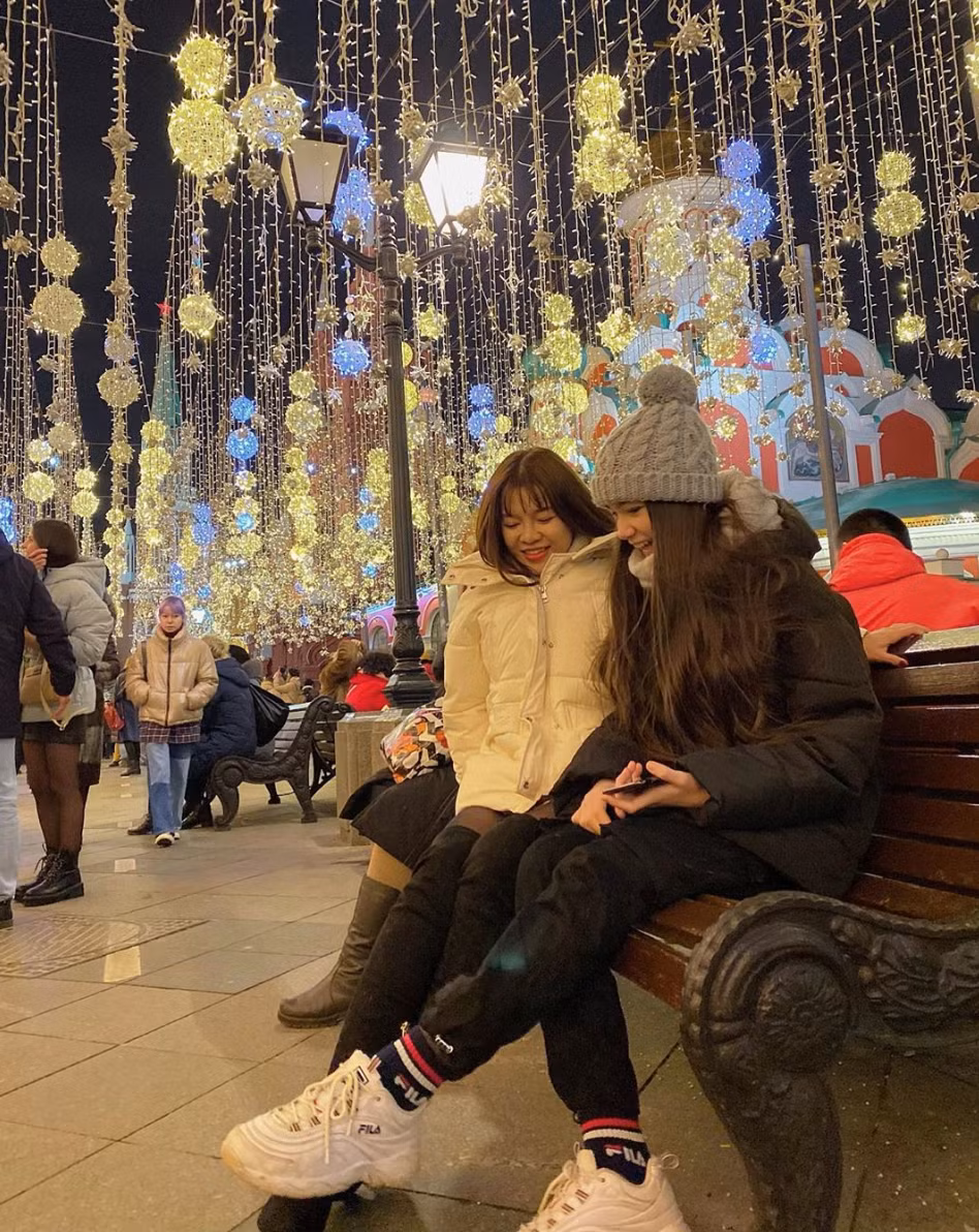 Trong khoảng thời gian tại Nga, Yến Xuân liên tục khoe khoảnh khắc vui vẻ, hạnh phúc bên gia đình bạn trai. "Hot girl phòng tập" thân thiết đặc biệt với cô "em chồng" Thanh Giang.