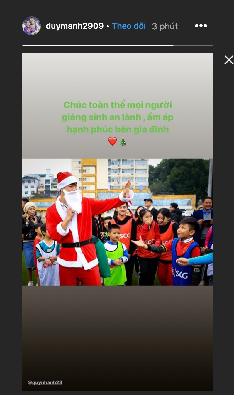Bên cạnh tuyển U23 Việt Nam, các cầu thủ đàn anh ở nhà cũng có một mùa Giáng sinh cực kỳ vui vẻ, Duy Mạnh khoe ảnh hoá trang thành ông già Noel tặng quà cho các em nhỏ.