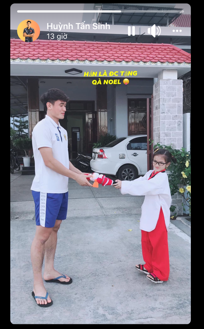 Tranh thủ được nghỉ, visual của đội tuyển U23 Việt Nam Huỳnh Tấn Sinh về quê. Anh chàng hạnh phúc chia sẻ khoảnh khắc được em nhỏ nhận được quà Noel.