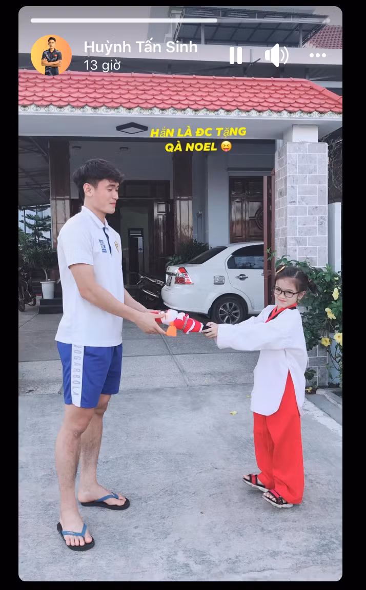 Tranh thủ được nghỉ, visual của đội tuyển U23 Việt Nam Huỳnh Tấn Sinh về quê. Anh chàng hạnh phúc chia sẻ khoảnh khắc được em nhỏ nhận được quà Noel.
