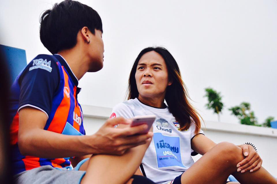 Dù biết các nữ cầu thủ thường sở hữu ngoại hình có phần thô hơn người khác với đôi chân to do luyện tập nhưng Kanjana Sungngoen lại trông quá nam tính. Nhiều người còn không tin cô là con gái mà khẳng định Kanjana là người chuyển giới bởi Thái Lan vốn dĩ rất phát triển trong ngành công nghiệp thẩm mĩ.