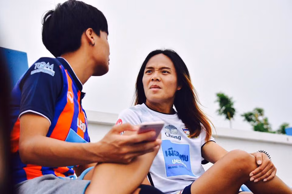 Dù biết các nữ cầu thủ thường sở hữu ngoại hình có phần thô hơn người khác với đôi chân to do luyện tập nhưng Kanjana Sungngoen lại trông quá nam tính. Nhiều người còn không tin cô là con gái mà khẳng định Kanjana là người chuyển giới bởi Thái Lan vốn dĩ rất phát triển trong ngành công nghiệp thẩm mĩ.