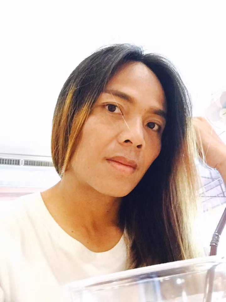 Nhan sắc đời thường của Kanjana Sungngoen cũng rất nữ tính chứ không hề mạnh mẽ như trên sân cỏ.