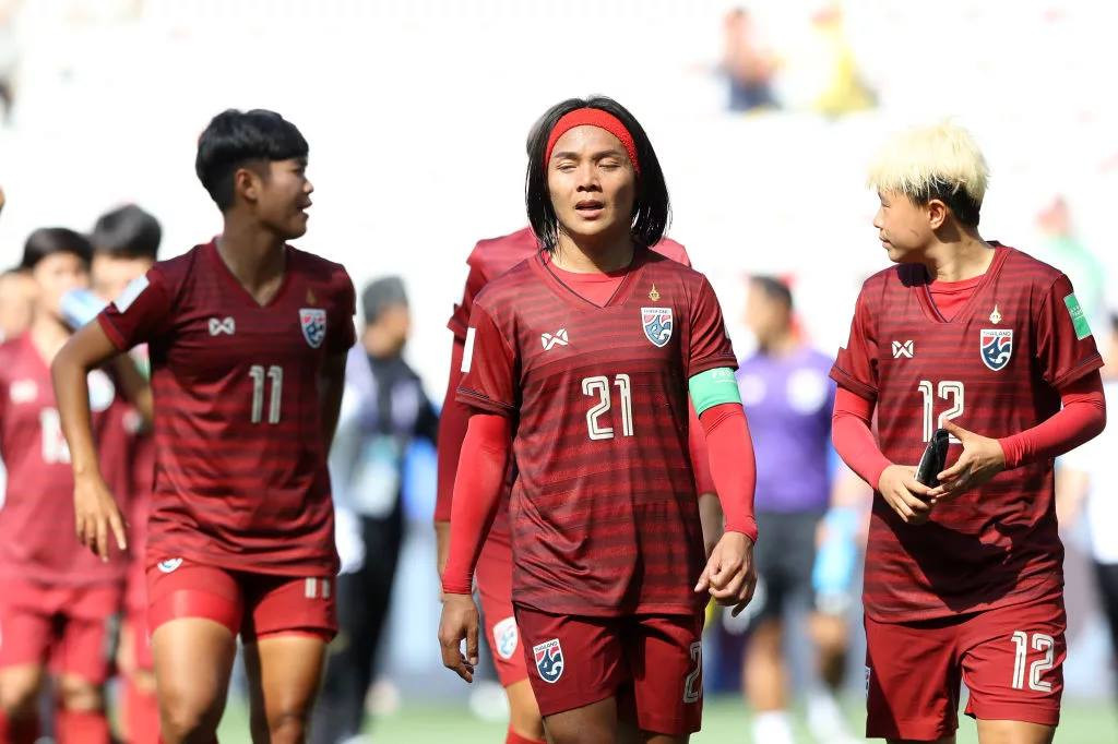 Không chỉ cao và to hơn hẳn đội tuyển nữ Việt Nam, các nữ cầu thủ của Thái Lan còn có ngoại hình vô cùng nam tính với tay cơ bắp và khuôn mặt khá thô.