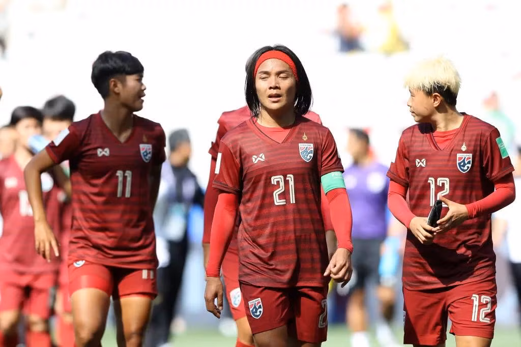 Không chỉ cao và to hơn hẳn đội tuyển nữ Việt Nam, các nữ cầu thủ của Thái Lan còn có ngoại hình vô cùng nam tính với tay cơ bắp và khuôn mặt khá thô.