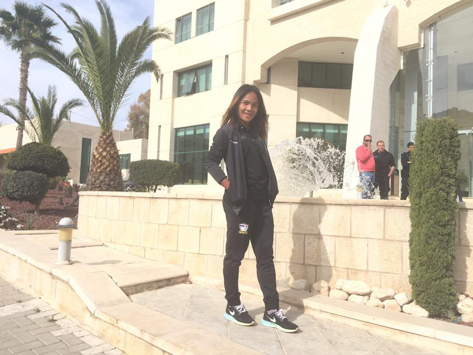 "Không thể là nữ đâu. Chắc chắn là chuyển giới đấy Thái Lan họ quá gỏi trong vụ này rồi. Nữ gì mà mặt xương, tay cơ bắp và đô con thế kia? Nhìn đứng cạnh Hoàng Thị Loan mà khác hẳn luôn kìa" - Facebooker T.N bình luận.