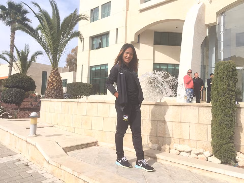 "Không thể là nữ đâu. Chắc chắn là chuyển giới đấy Thái Lan họ quá gỏi trong vụ này rồi. Nữ gì mà mặt xương, tay cơ bắp và đô con thế kia? Nhìn đứng cạnh Hoàng Thị Loan mà khác hẳn luôn kìa" - Facebooker T.N bình luận.