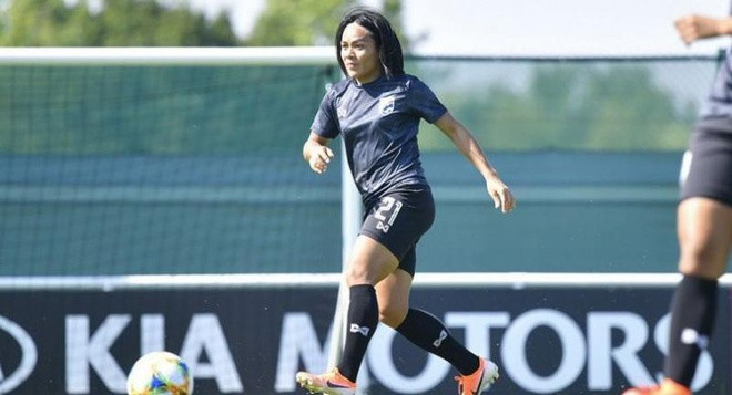 Hơn nữa, nếu không xét đến ngoại hình thì Kanjana Sungngoen có chuyên môn tốt, làm tròn nghiệm vụ trong đội hình của tuyển nữ Thái Lan. Có chăng là vì bóng đá nữ Thái Lan được chú trọng đầu tư, có chuyên gia dinh dưỡng và thể lực riêng nên các cầu thủ mới to con như vậy, và điều này giúp họ có rất nhiều lợi thế trên sân cỏ.