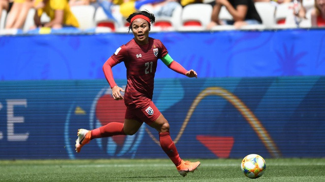 Gây chú ý nhất là cầu thủ mang số 11, Kanjana Sungngoen (33 tuổi) với ngoại hình như đàn ông. Được biết cô đang thi đấu cho CLB Bangkok và là người ghi bàn thắng đầu tiên cho đội bóng đá nữ Thái Lan tại FIFA Women's World Cup 2019 trong trận đối đầu với Thụy Điển.