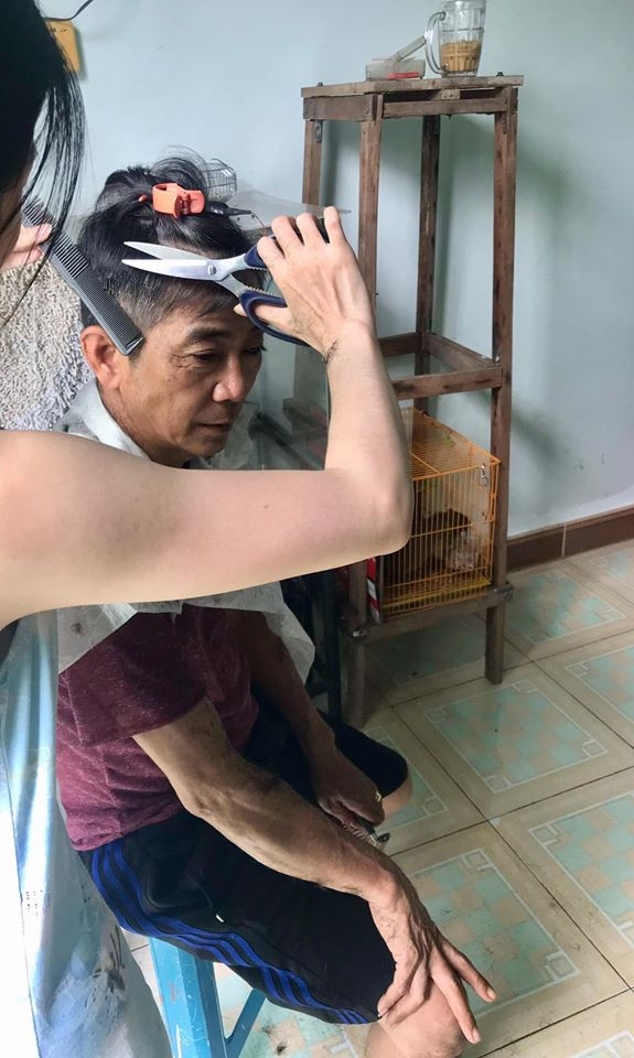 Dụng cụ cắt tóc tại nhà cũng vô cùng đơn giản, vỏn vẹn có chiếc lược, chiếc kéo bình thường chứ không phải đồ chuyên dụng và một túi nilon lớn để trùm, tránh tóc bay vào người.