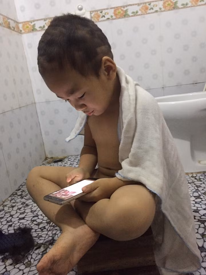 Có lẽ sau khi nhìn thấy kiểu đầu mới, bé trai sẽ ăn vạ, khóc thét mất thôi.