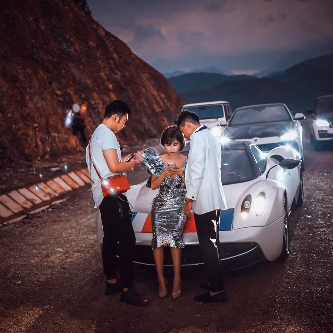 Điều đáng chú ý là buổi shooting của vợ chồng Minh Nhựa có sự tham gia của ekip chuyên nghiệp rất đông người.