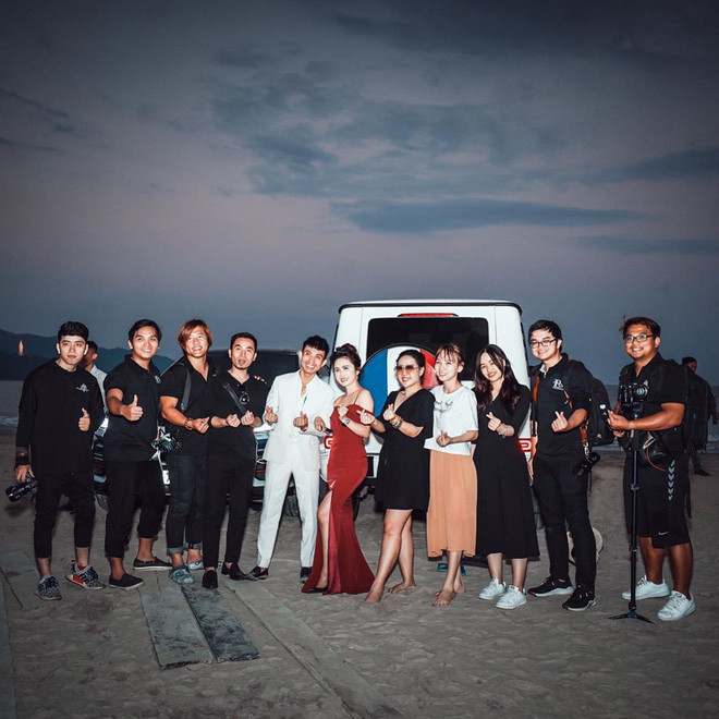 Vợ chồng Minh Nhựa cùng ekip chuyên nghiệp thực hiện bộ ảnh sống ảo