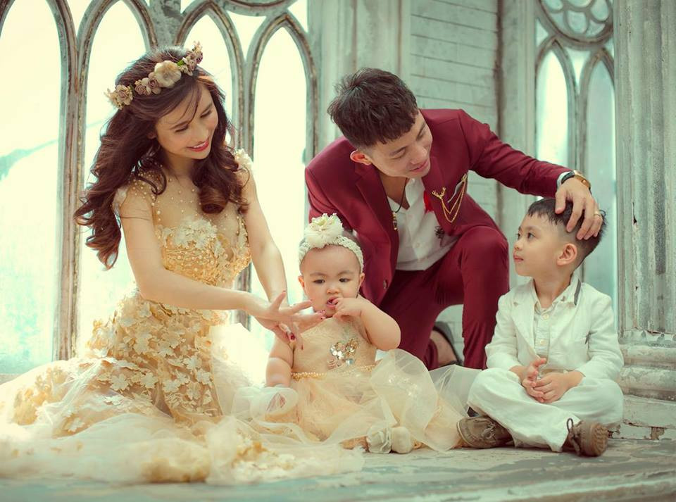 Hiện tại, dân tình tiếp tục hóng những hình ảnh chính - chủ - không - photoshop của đôi vợ chồng vị đại gia ngành nhựa này.