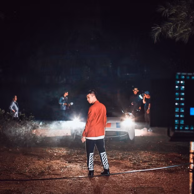 Đại gia Minh Nhựa khoác trên mình trang phục hàng hiệu đắt tiền với màu sắc nổi bật