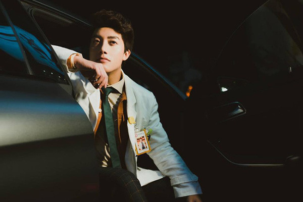 Nghía qua dàn danh sách hot boy bác sĩ không thể thiếu cái tên Trần Vũ Quang, tên thường được biết đến là Tonio Vũ. Anh chàng từng được tuyển thẳng vào Đại học Y Hà Nội nhờ đạt giải nhì quốc gia môn Sinh học.