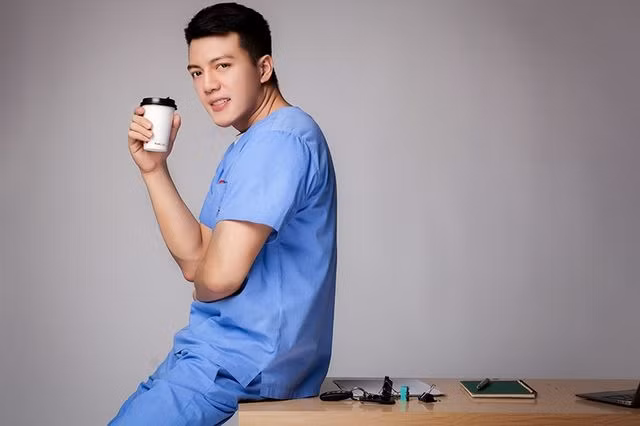 Bác sĩ Cao Ngọc Duy được mệnh danh là bàn tay vàng trong làng phẫu thuật thẩm mỹ vì vô cùng "mát tay". Dù tuổi đời còn trẻ nhưng anh đã là Phó Trưởng khoa Khoa Phẫu thuật tạo hình thẩm mỹ ở một bệnh viện tại Hà Nội.