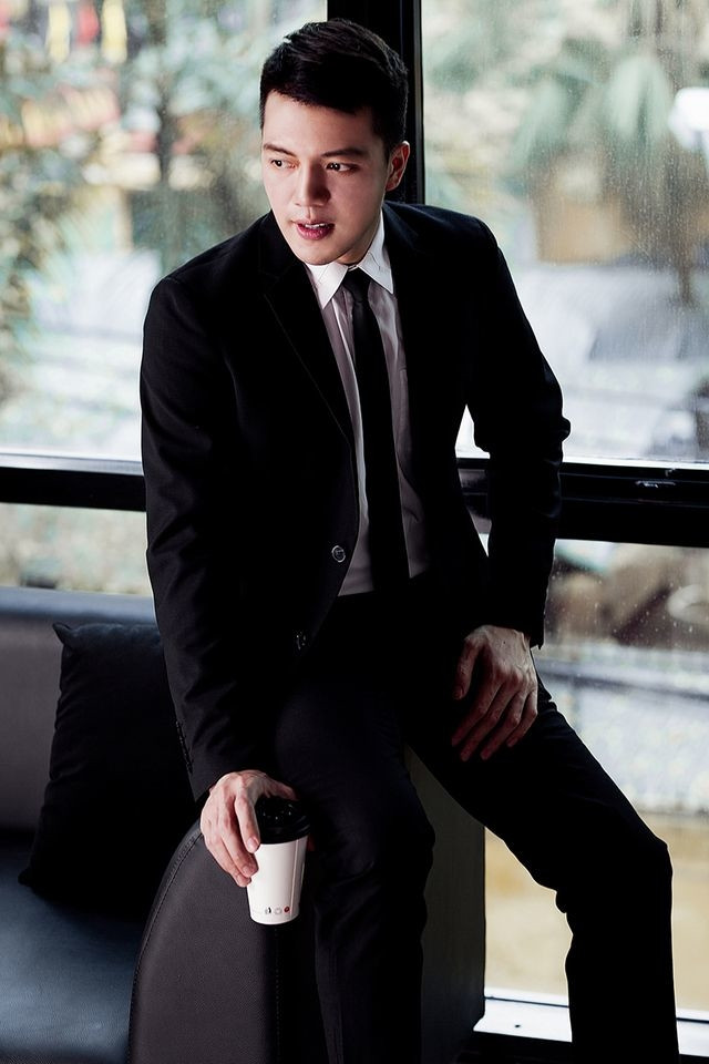 Bác sĩ Ngọc Duy sở hữu chiều cao 1m82, bờ vai rộng đúng chuẩn người mẫu. Anh còn có gu ăn mặc tinh tế, tuy nhiên không có thói quen đeo phụ kiện đắt đỏ như đồng hồ, nhẫn,....