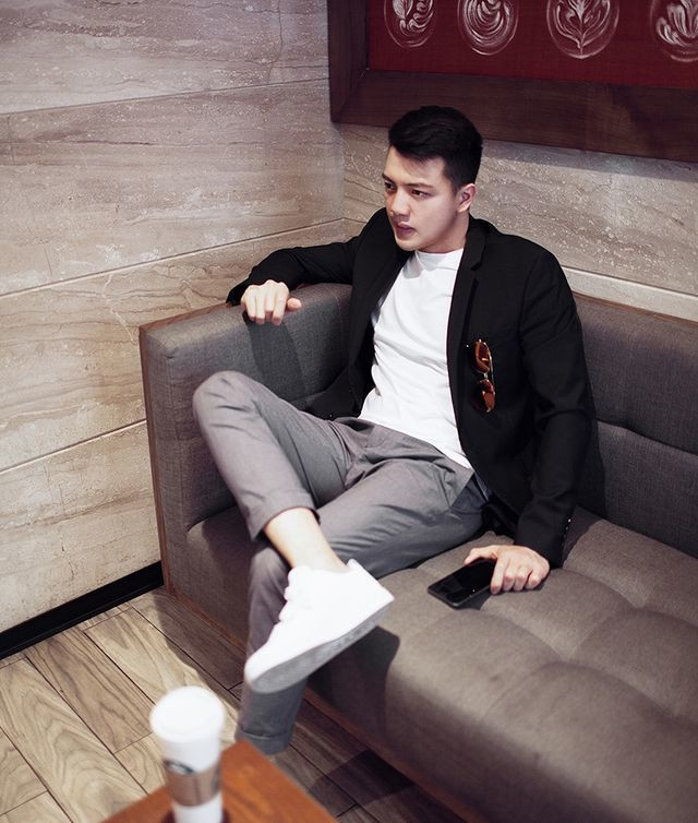 Sở dĩ lựa chọn công việc bác sĩ phẫu thuật thẩm mỹ vì anh mong muốn được làm đẹp cho mọi người. Anh luôn cập nhật xu hướng làm đẹp từng ngày, trau dồi kiến thức chuyên môn để được khách hàng, bệnh nhân tin tưởng. Làm bác sĩ thẩm mỹ không khó để giàu, thế nhưng cũng lắm tiêu cực. Bác sĩ Cao Ngọc Duy cho hay đạo đức và tay nghề phải luôn là hai người bạn song hành, thiếu một trong hai thì chưa đủ tư cách để làm nghề, sống và tồn tại với nghề.