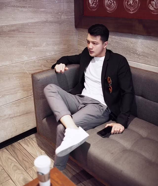 Sở dĩ lựa chọn công việc bác sĩ phẫu thuật thẩm mỹ vì anh mong muốn được làm đẹp cho mọi người. Anh luôn cập nhật xu hướng làm đẹp từng ngày, trau dồi kiến thức chuyên môn để được khách hàng, bệnh nhân tin tưởng. Làm bác sĩ thẩm mỹ không khó để giàu, thế nhưng cũng lắm tiêu cực. Bác sĩ Cao Ngọc Duy cho hay đạo đức và tay nghề phải luôn là hai người bạn song hành, thiếu một trong hai thì chưa đủ tư cách để làm nghề, sống và tồn tại với nghề.