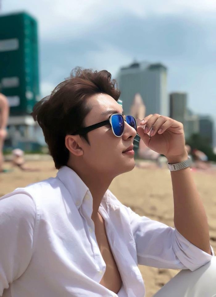 Hot boy 8X hiện đang là bác sĩ chuyên khoa Sản phụ khoa bệnh viện Phụ sản Trung ương, quản lý một trung tâm chăm sóc - làm đẹp cho phụ nữ sau sinh do mình làm giám đốc, đồng thời phụ trách chuyên môn làm đẹp cho các thẩm mỹ viện lớn tại Hà Nội.