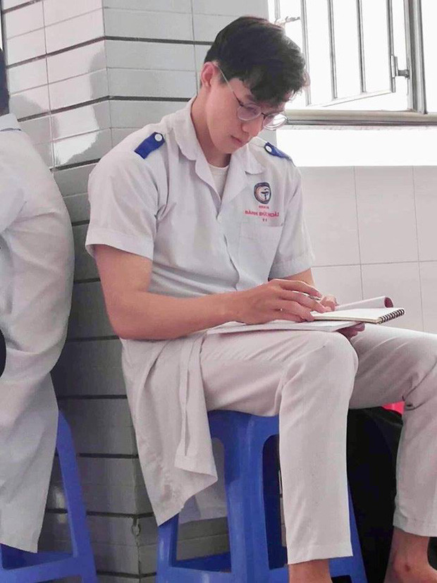 Cách đây không lâu, khoảnh khắc ngồi chăm chú ghi chép sổ tay của một nam sinh viên Đại học Y Cần Thơ được chia sẻ rầm rộ trên mạng xã hội. Anh chàng sở hữu vẻ đẹp thư sinh, sống mũi thẳng tắp, gương mặt góc cạnh không chê được điểm nào.